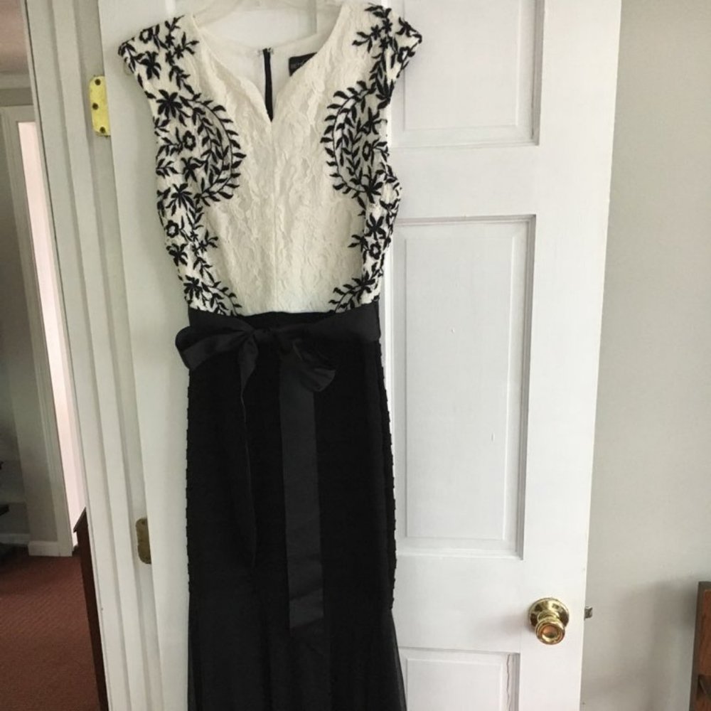 BETSY & ADAM Black and White Long Gown